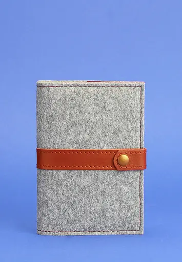 Фетровая обложка для паспорта 1.1 с кожаными коричневыми вставками - фото 1