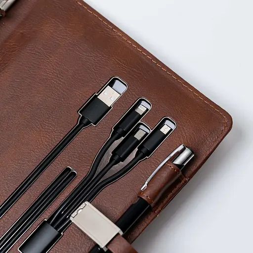 Шкіряний коричневий бізнес щоденник-органайзер з бездротовою зарядкою з вбудованим Powerbank і флешкою з ручкою в коробці із якісного картону - фото 8