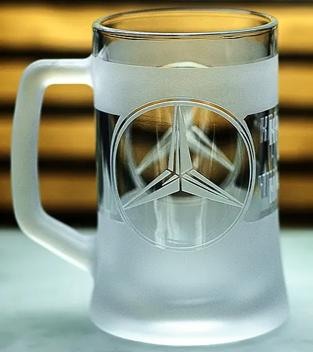 Пивний кухоль Mercedes-Benz 660 мл з гравіюванням Подарунок автолюбителю  Келих з логотипом авто Мерседес та легендарний слоган - фото 1