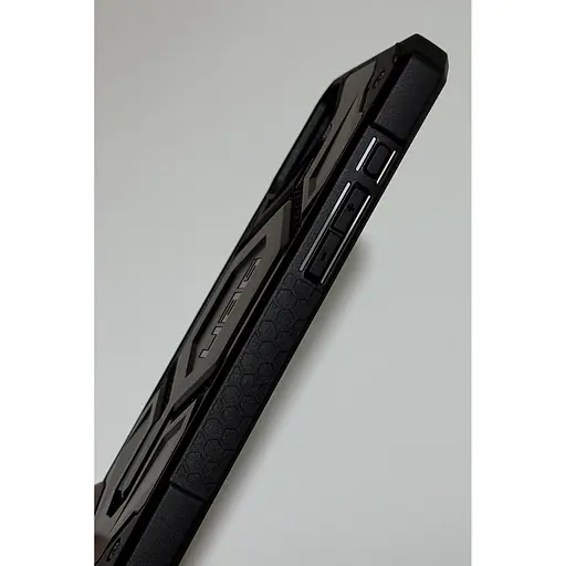 Оригинальный противоударный чехол UAG Monarch Pro MagSafe для Iphone 16 Plus Kevlar Black 114455113940  - фото 7