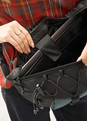 Женская сумка-бананка под ноутбук Sambag Urban Pro черно-синяя 46×26 см (51411215) - фото 7