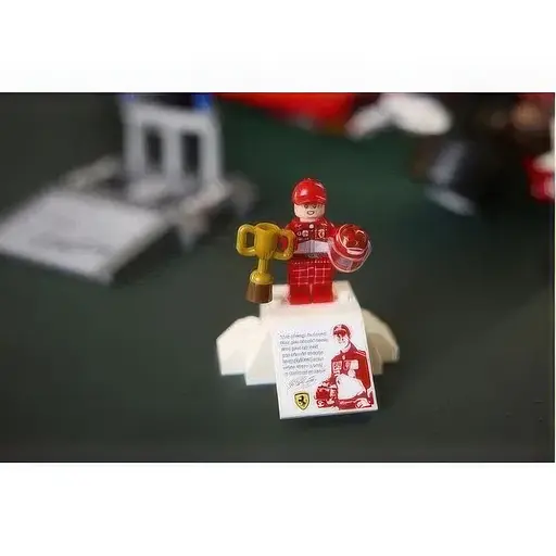 Конструктор LEGO Icons Ferrari F2004 та Міхаель Шумахер 735 деталей (11375) - фото 8