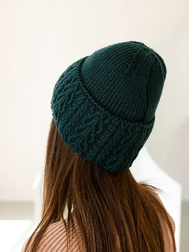 Женская вязаная шапка джулия 20% шерсть с отворотом Зеленый - фото 2