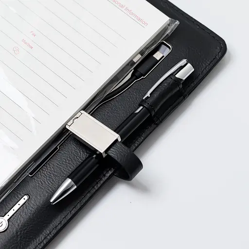 Шкіряний чорний бізнес щоденник-органайзер з бездротовою зарядкою з вбудованим Powerbank і флешкою з ручкою в коробці із якісного картону - фото 7