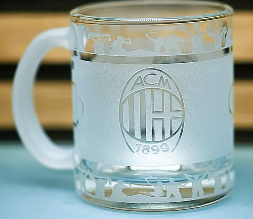 Скляна чашка 320 мл ФК Мілан AC Milan  з гравіюванням подарунок для фаната  футбольна кружка кругова - фото 1