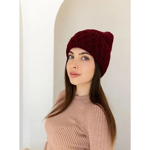 Женская зимняя шапка Виктория из шерсти 20% с узором и флисовой подкладкой Бордовый - фото 1