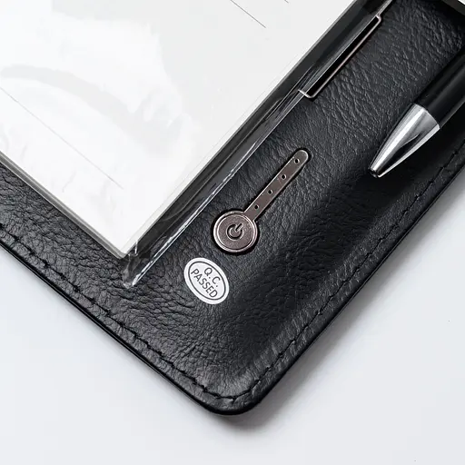 Шкіряний чорний бізнес щоденник-органайзер з бездротовою зарядкою з вбудованим Powerbank і флешкою з ручкою в коробці із якісного картону - фото 8