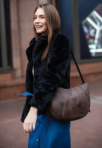 Шкіряна жіноча сумка Круасан темно-коричнева - фото 7