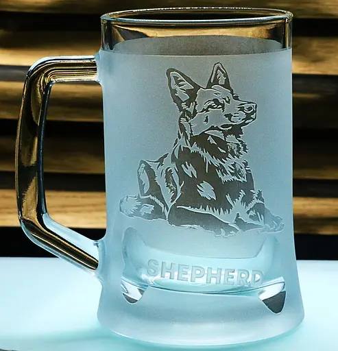 Пивний кухоль з ручкою 660 мл з гравіюванням Німецька вівчарка   власнику собаки - фото 1