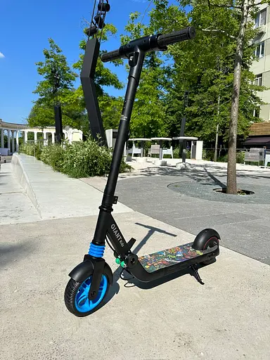 Детский электросамокат GIANT Kids E10 PRO 4.4Ah черный с LED - подсветкой (модель 2025 года) - фото 3