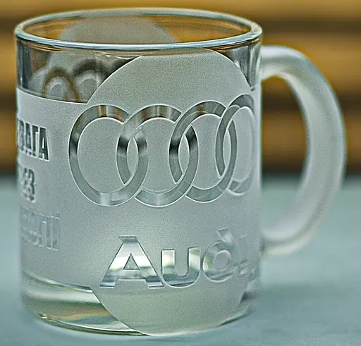 Скляна чашка Audi 320 мл з гравіюванням Подарунок автолюбителю кружка для чаю та кави з логотипом авто Ауді та  легендарний слоган - фото 7