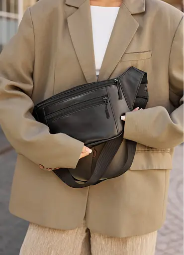 Большая женская кожаная сумка бананка Sambag Tirso Max черная 38×17×6 см (81341101) - фото 2