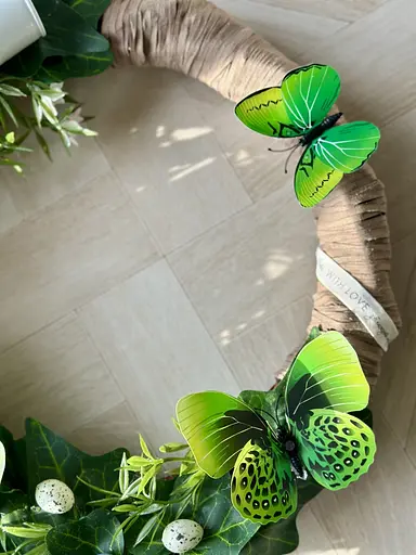 Пасхальный декоративный венок на двери Hvoya с яйцами, бабочками и ведерком 45 см - фото 3