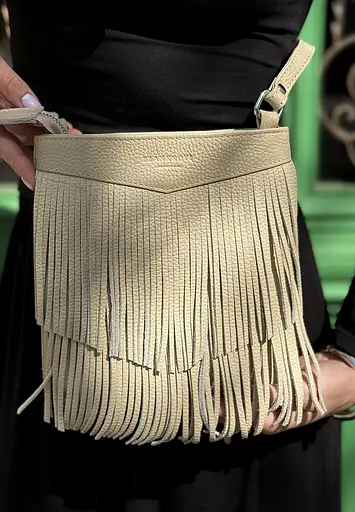 Шкіряна жіноча сумка з бахромою міні-кроссбоді Fleco світло-бежева - фото 3