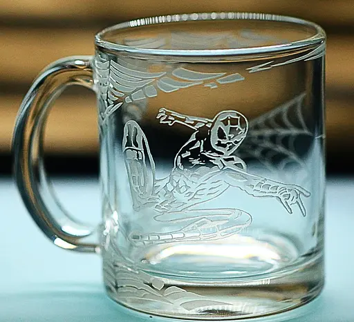 Подарункова чашка дитяча   для чаю води 320 мл з гравіюванням людина павук глянсова - фото 1