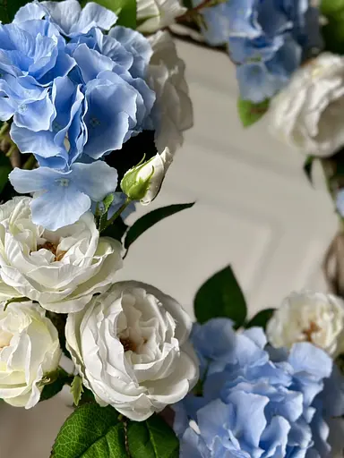 Декоративный венок из искусственных цветов Hvoya Английский сад гортензия и розы 50 см - фото 2