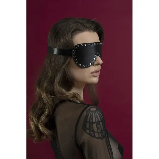 Маска на очі з заклепками Feral Feelings - Blindfold Mask, натуральна шкіра, чорна - фото 2