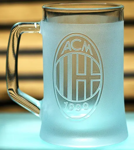 Пивний келих 660 мл ФК Мілан AC Milan з гравіюванням подарунок для фаната   футбольний кухоль - фото 3