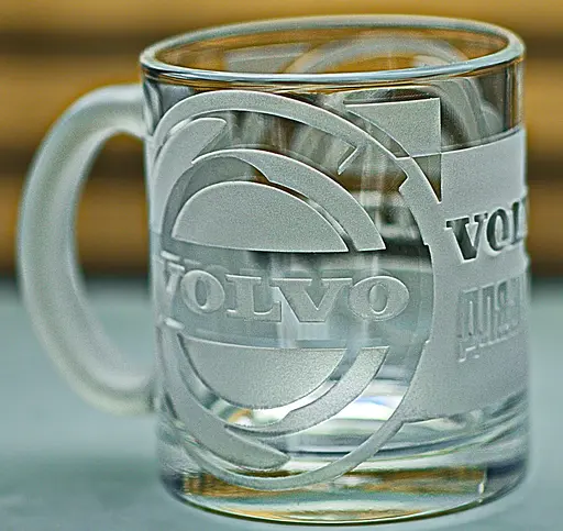 Скляна чашка Volvo 320мл з гравіюваннямж Подарунок автолюбителю кружка для чаю та кави з лого авто Вольво та легендарний слоган - фото 3