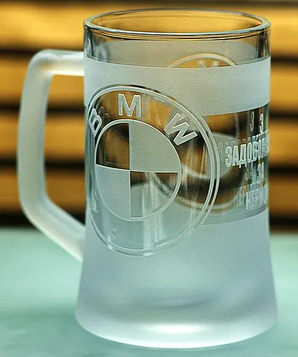 Пивний кухоль BMW 660 мл з гравіюванням Подарунок автолюбителю  Келих з логотипом авто БМВ та  легендарний слоган - фото 3
