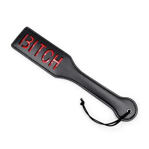 Шльопалка для BDSM з тисненням "LOVE" чорна з петлею на зап'ясті - фото 1