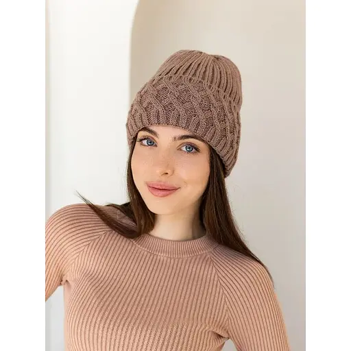 Женская зимняя шапка Виктория из шерсти 20% с узором и флисовой подкладкой светло Коричневый - фото 1