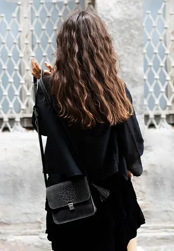 Кожаная женская бохо-сумка Лилу черная - фото 9