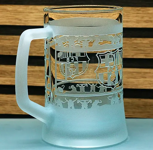 Пивний келих 660 мл Barcelona з гравіюванням подарунок для фаната ФК Барселона футбольний кухоль круговий - фото 2