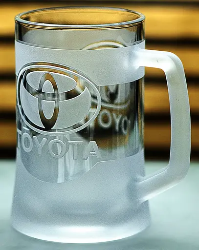 Пивний кухоль Toyota Тойота 660 мл з гравіюванням Подарунок автолюбителю  Келих з логотипом авто та легендарний слоган - фото 8