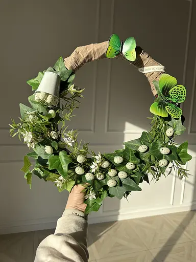 Пасхальный декоративный венок на двери Hvoya с яйцами, бабочками и ведерком 45 см - фото 2