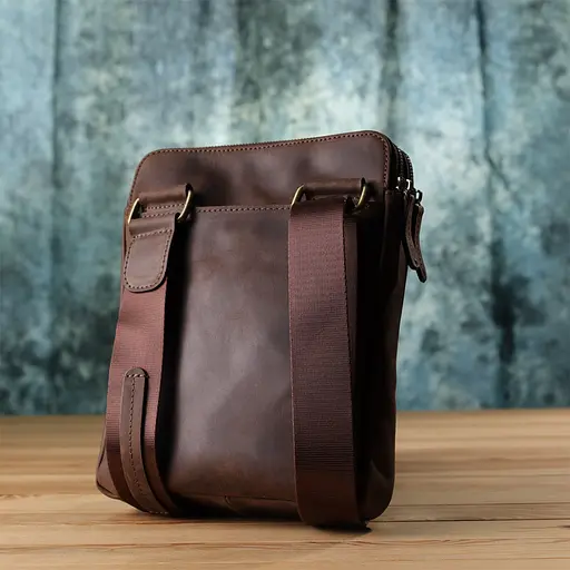 Чоловіча сумка через плече з натуральної шкіри вінтажної SHVIGEL 20х26х4,5 см sum0027434 - фото 9