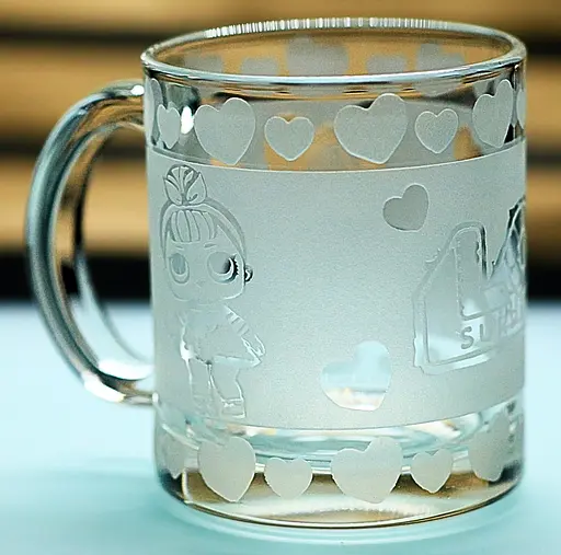 Подарункова дитяча чашка для чаю води 320 мл з гравіюванням лялька ЛОЛ L.O.L - фото 3