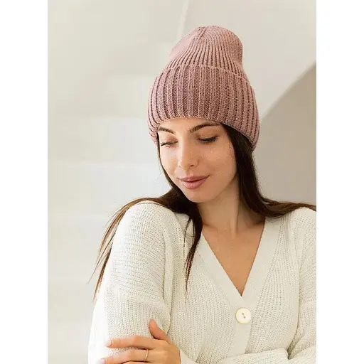 Женская вязаная шапка бини класик 20% шерсть с отворотом Темно Розовый - фото 1