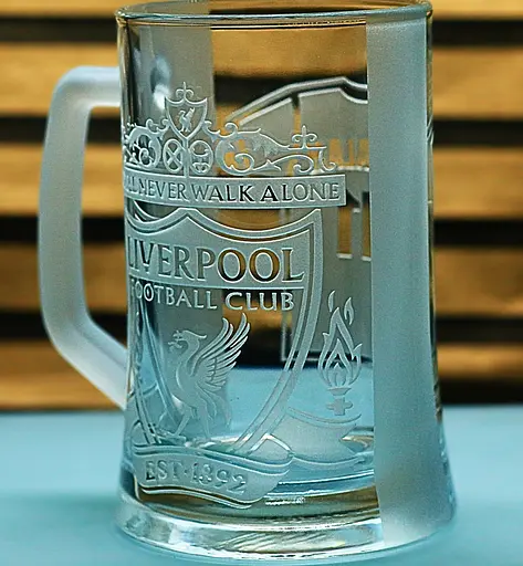 Пивний келих 660 мл Liverpool з гравіюванням подарунок для фаната ФК Ліверпуль футбольний кухоль Салах - фото 3