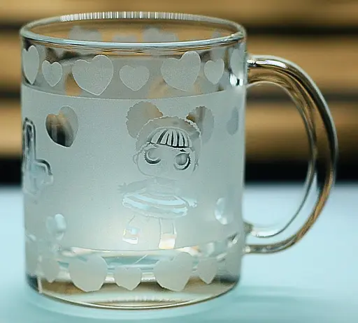 Подарункова дитяча чашка для чаю води 320 мл з гравіюванням лялька ЛОЛ L.O.L - фото 5