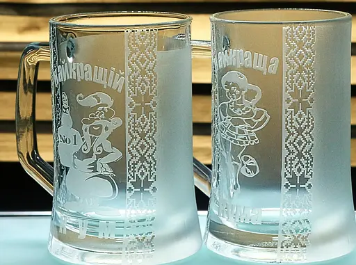 Набір пивних келихів 660 мл Кум та Кума з гравіюванням  Скляні кружки в українському стилі подарунок кумів - фото 3