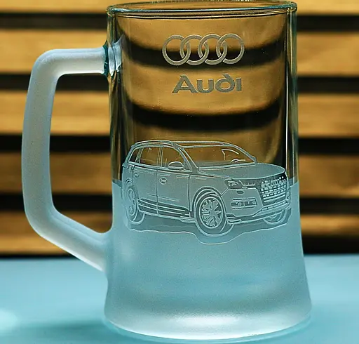 Пивний келих 660 мл з гравіюванням Ауді Q7 Audi подарунок для автолюбителя  кухоль для пива з логотипом авто - фото 1