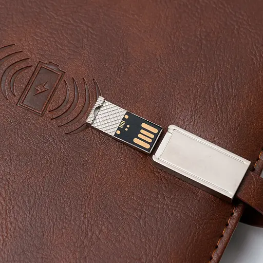 Шкіряний коричневий бізнес щоденник-органайзер з бездротовою зарядкою з вбудованим Powerbank і флешкою з ручкою в коробці із якісного картону - фото 4