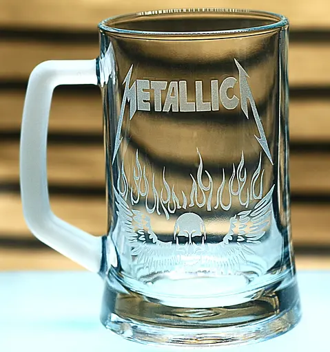 Пивний келих 660 мл Metallica з гравіюванням кружка для фаната металу Рок-атрибутика  подарунок металісту Металіка - фото 1