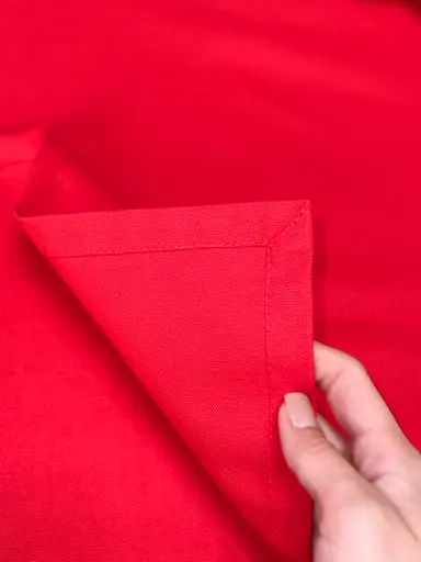 Водовідштовхувальна скатертина новорічна Червоний однотон 130х130 см (+ 2 серветки 30х40) - фото 3