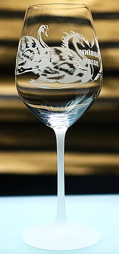 Винний келих 480 мл з гравіюванням Лебеді весільні фужери подарунок на річницю для коханих - фото 2