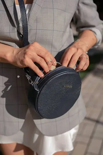 Кругла шкіряна жіноча сумочка Tablet темно-синя - фото 6