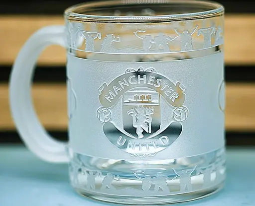Скляна чашка 320мл ФК Манчестер Юнайтед Manchester United з гравіюванням подарунок для фаната кружка кругова - фото 1