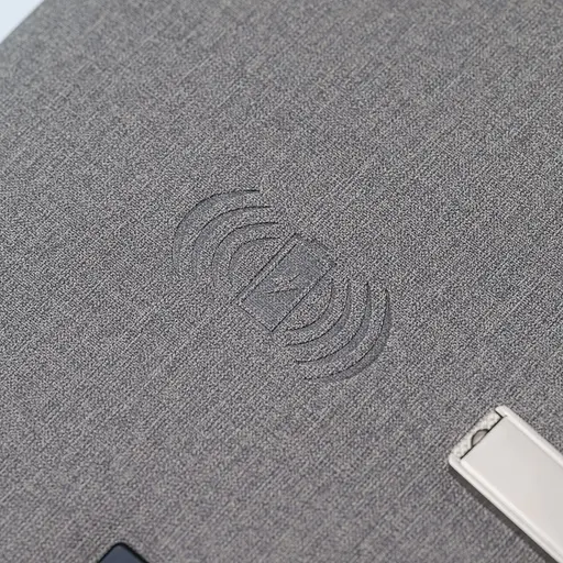 Текстильний сірій бізнес щоденник-органайзер з бездротовою зарядкою з вбудованим Powerbank і флешкою з ручкою в коробці із якісного картону - фото 4