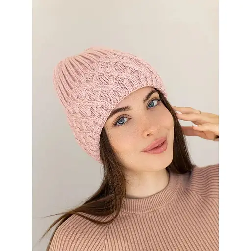 Женская зимняя шапка Виктория из шерсти 20% с узором и флисовой подкладкой светло Розовый - фото 1