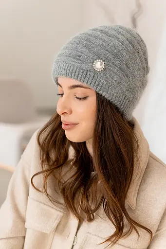 Женская зимняя шапка Валенсия из ангоры 80% с двойной вязкой с брошкой Серый - фото 2