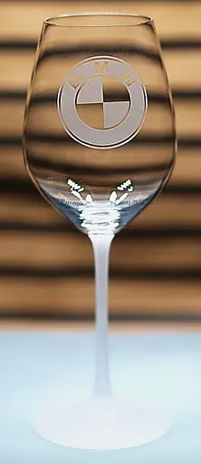 Винний келих 480 мл з гравіюванням BMW  подарунок для автолюбителя  скляний фужер з логотипом авто БМВ - фото 1