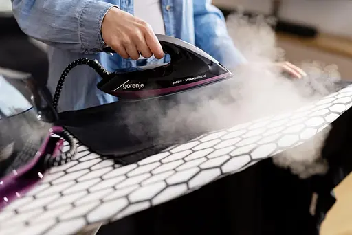 Gorenje Утюг-парогенератор, 3000 Вт, 1500 мл, паровой удар -160 г, дисплей, керам. подошва, черный - фото 2