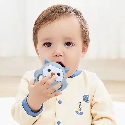 Силіконовий гризунок Cheeks Сова прорізувач-брязкальце темно рожевий 2 в 1 - фото 4