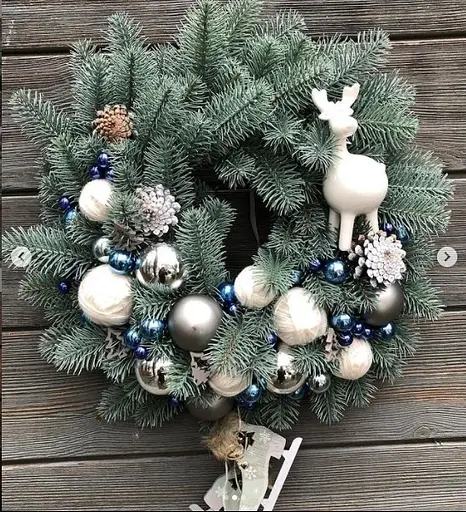 Вінок новорічний різдвяний Hvoya Premium з литої хвої блакитний 45 см - фото 3